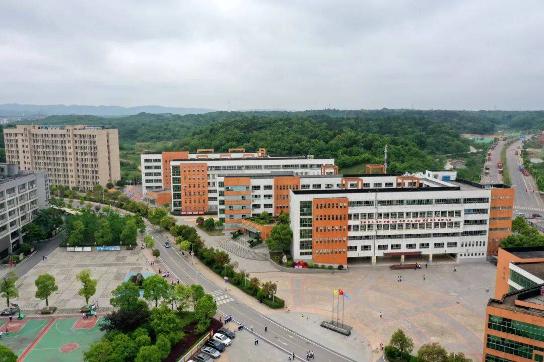 长沙汽车工业学校校园图片