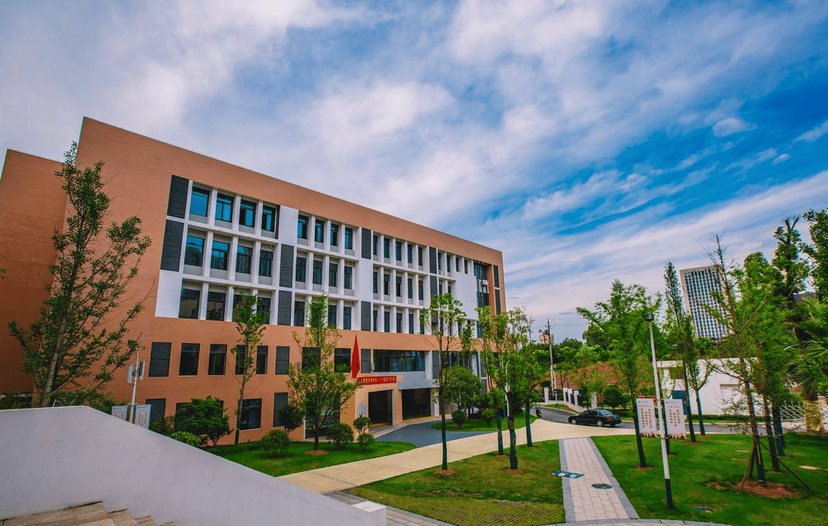 长沙市拔萃中等职业学校校园图片