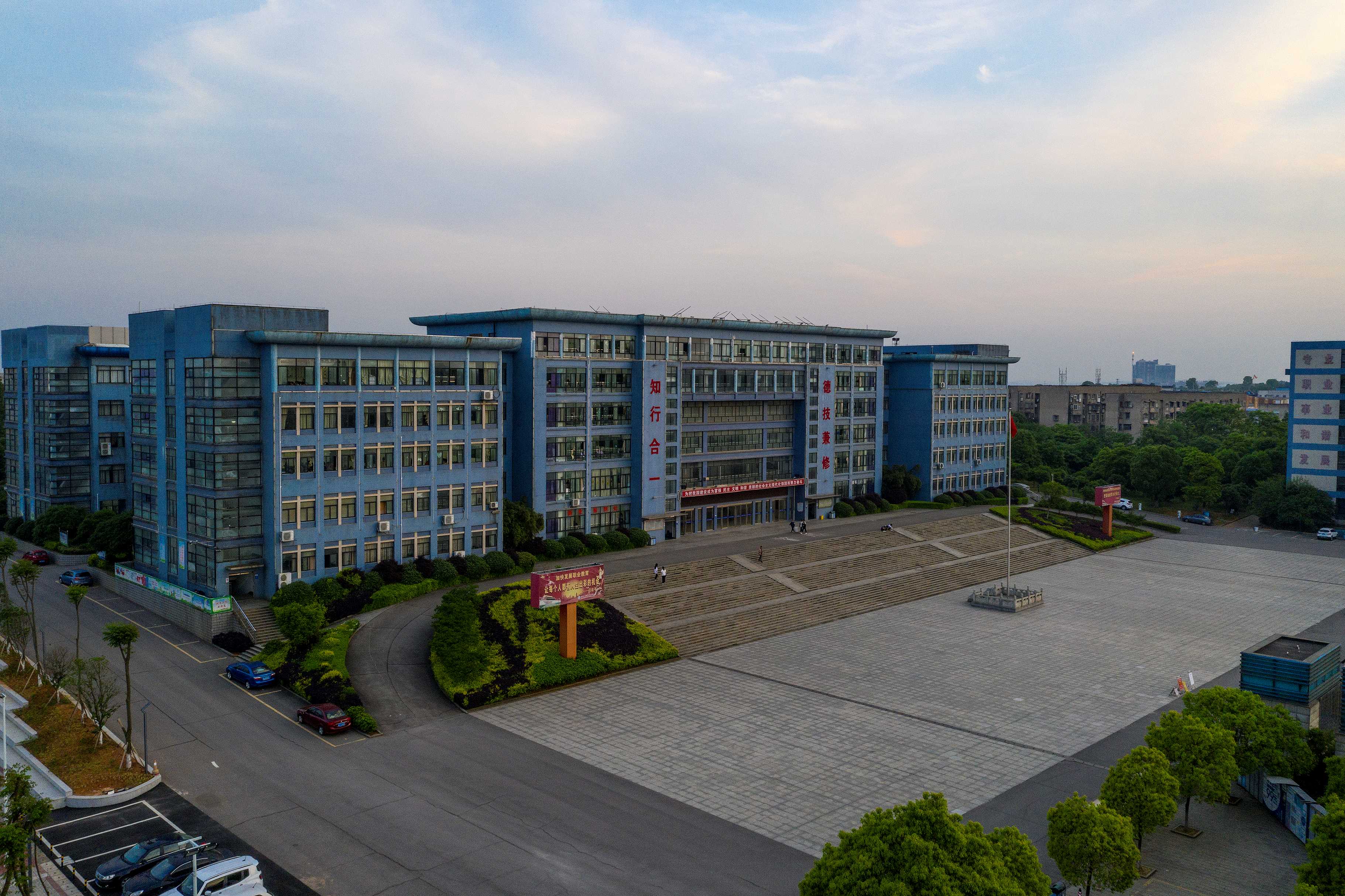 湘潭市工业贸易中等专业学校校园图片