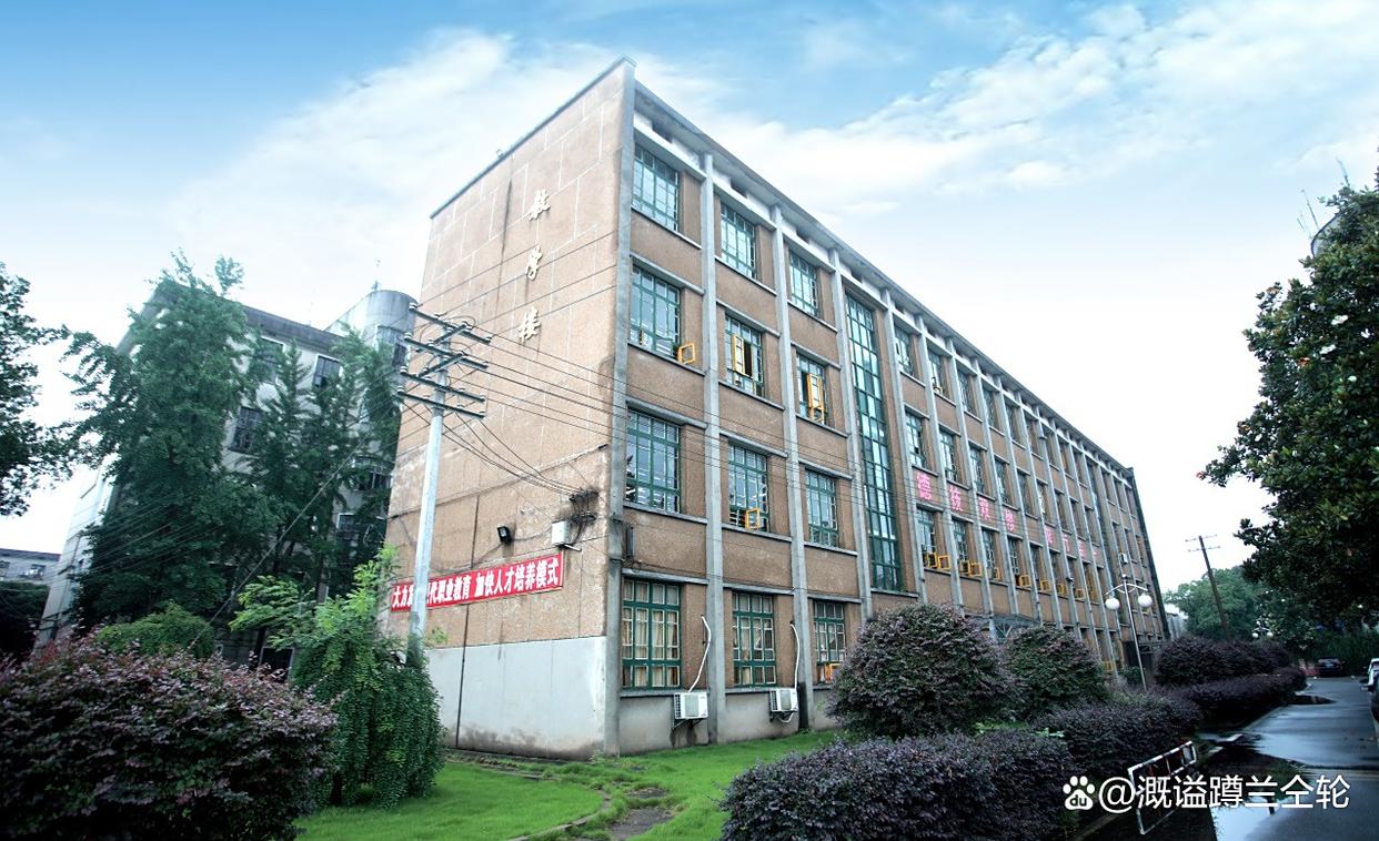 湘潭市交通医卫职业高级中学有限公司校园图片