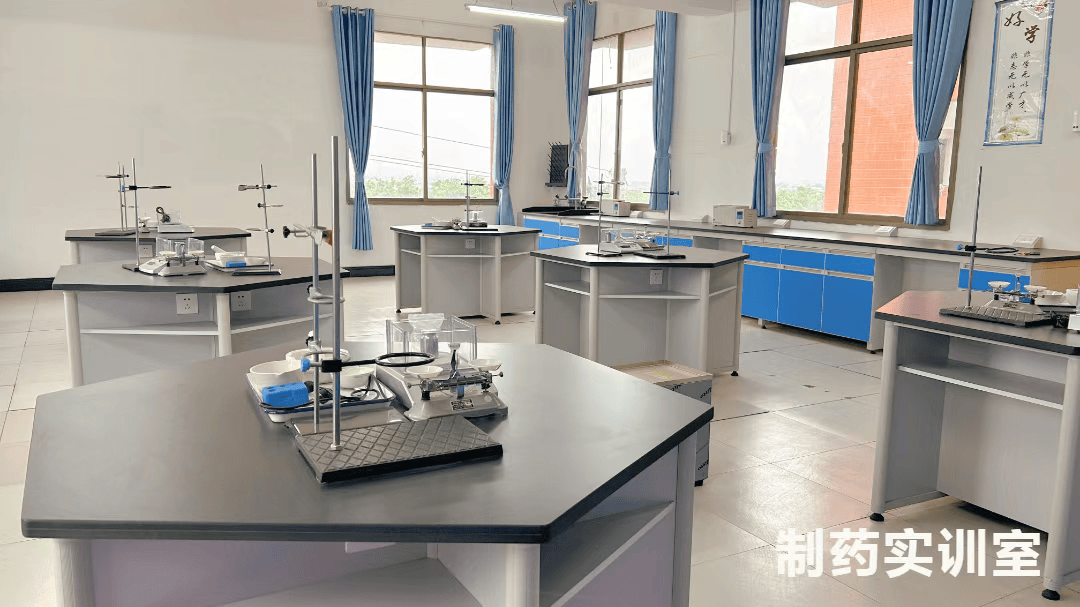 湘潭市交通医卫职业高级中学有限公司校园图片