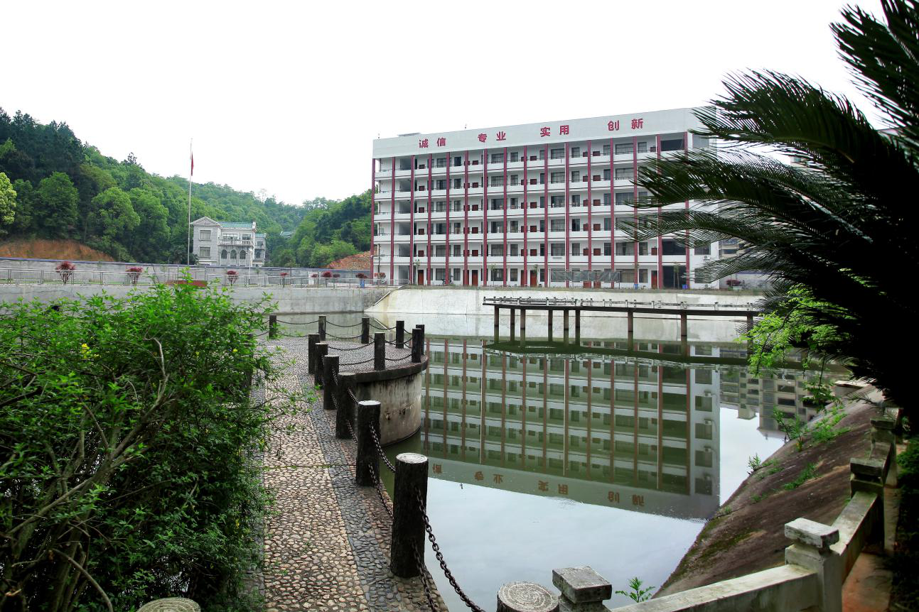 衡山县科技中等专业学校校园图片