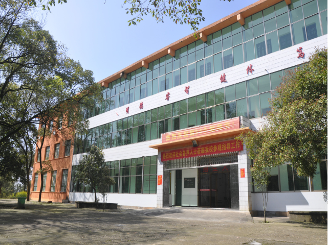 衡阳市蔡伦科技中等职业学校校园图片