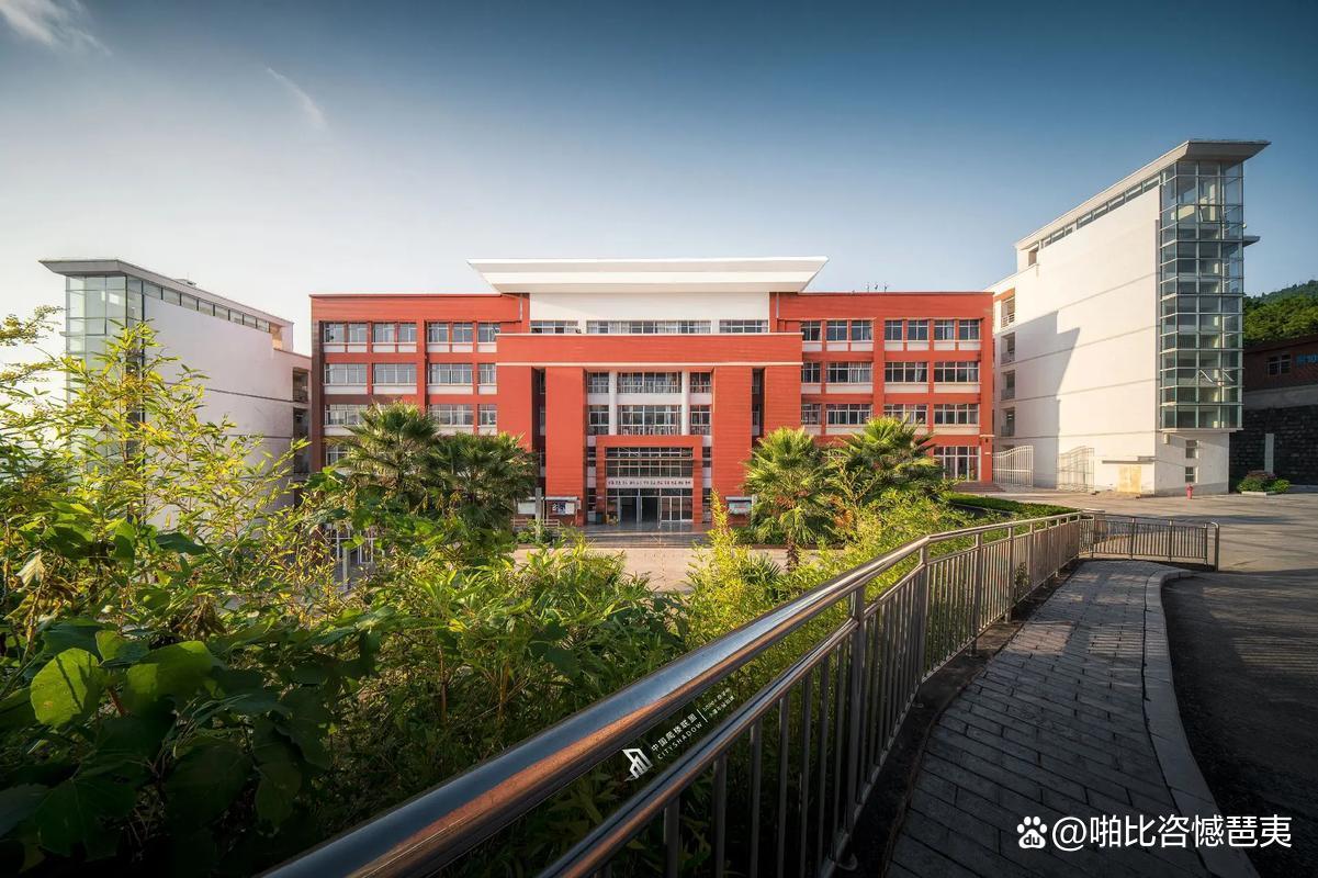 武冈市兴邦中等职业技术学校校园图片