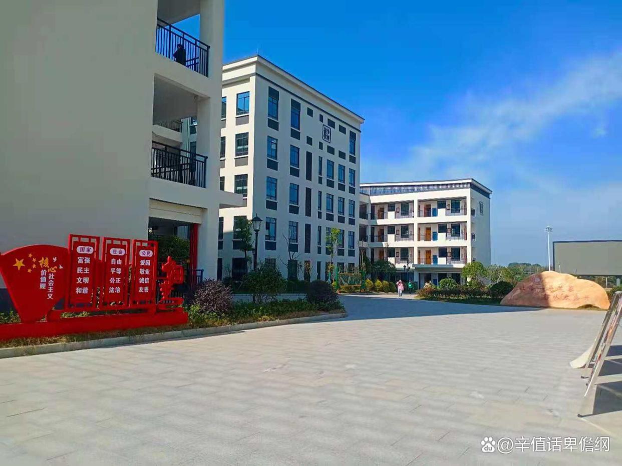 平江县璐璐艺术职业学校校园图片