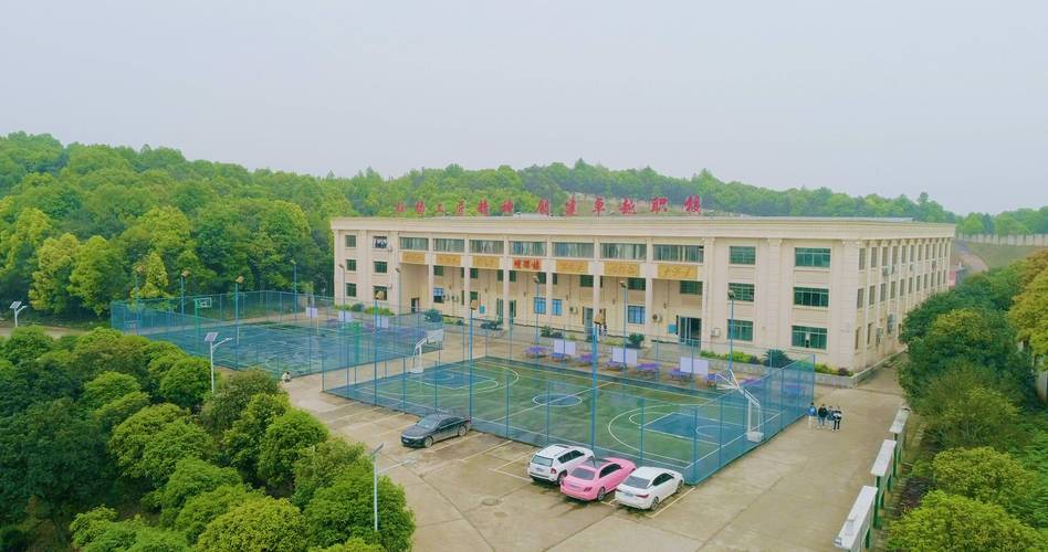 靖州苗族侗族自治县职业教育总校校园图片