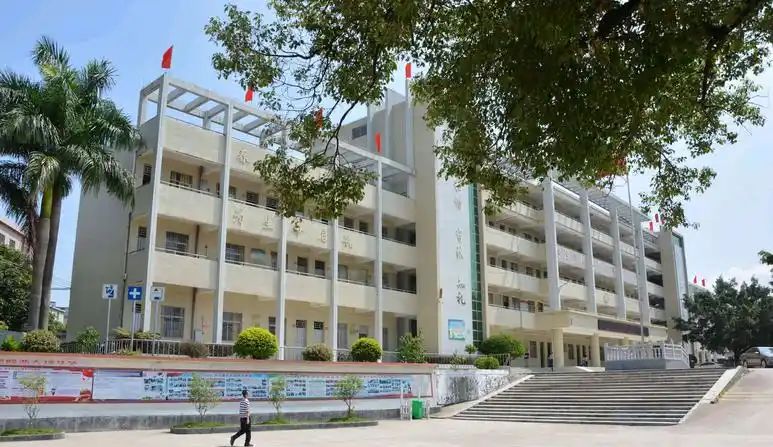 靖州苗族侗族自治县职业教育总校校园图片