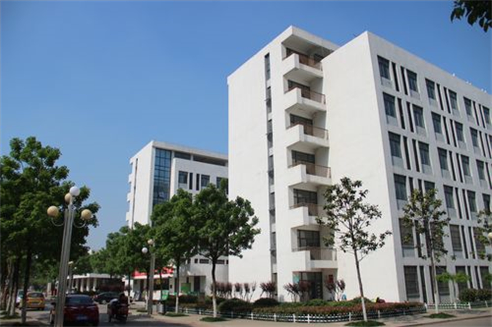 怀化市民族科技中专校园图片