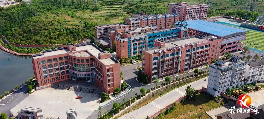 花垣县职业高级中学校园图片