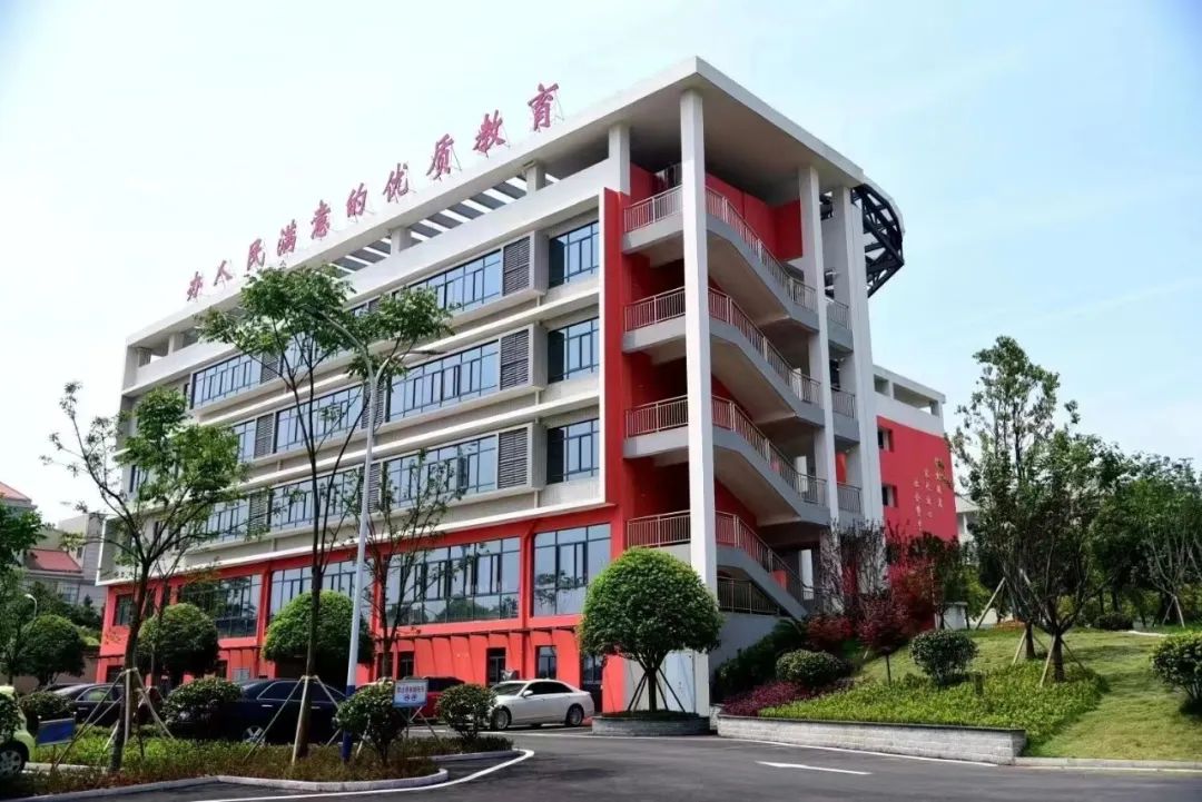 湘潭市凤凰中等职业技术学校有限责任公司 湘潭市凤凰中等职业技术学校有限责任公司校园图片